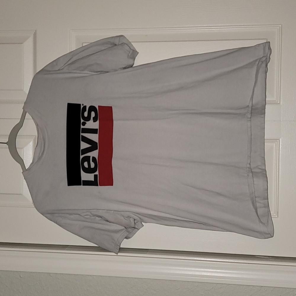 Men's or women's, Levi's T-shirt